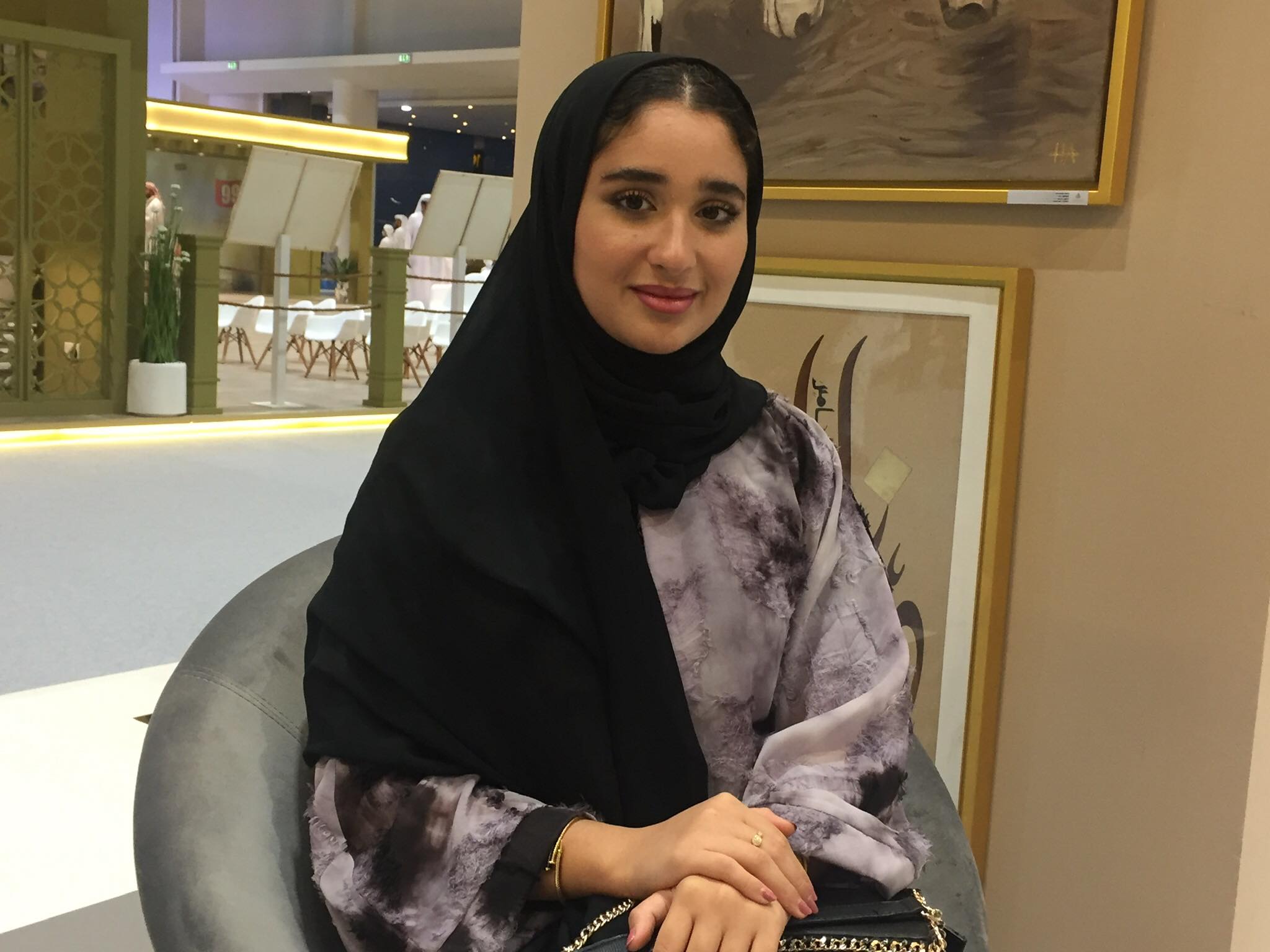 الفنانة التشكيلية الاماراتية ريان الكمالي: طموحي ان اكون فنانة عالمية امثل بلدي وابعث رسالة للعالم بان عيال زايد فنانين موهوبين