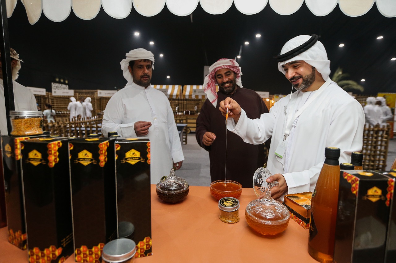 قرية العسل.. تقدم “الشهد” لزوار مهرجان ومزاد ليوا للتمور