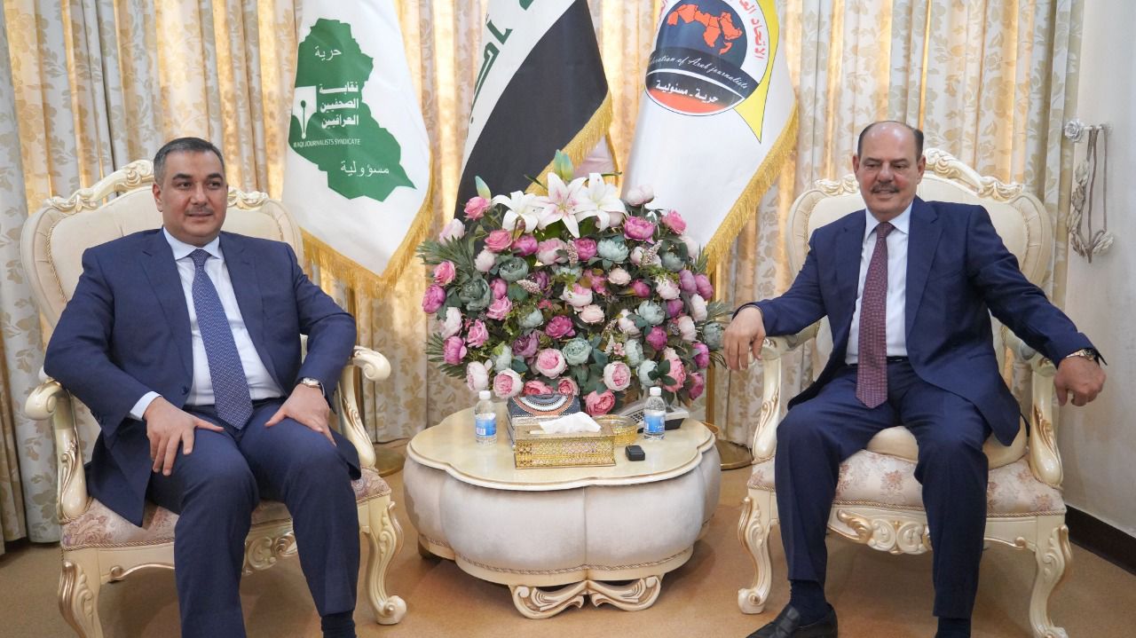 محافظ البنك المركزي يزور نقابة الصحفيين العراقيين ويشيد بأداء النقابة المتميز ودورها الفاعل في المجتمع