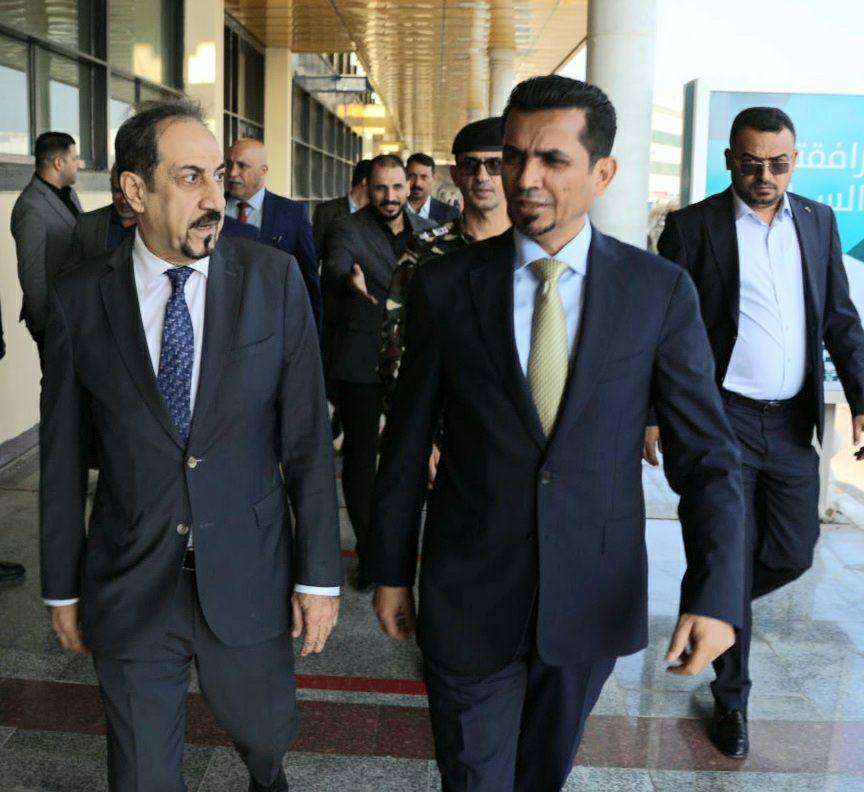 وزير النقل يشرف ميدانياً على تنفيذ رحلات الناقل الوطني والخدمات المقدمة للمسافرين الكرام