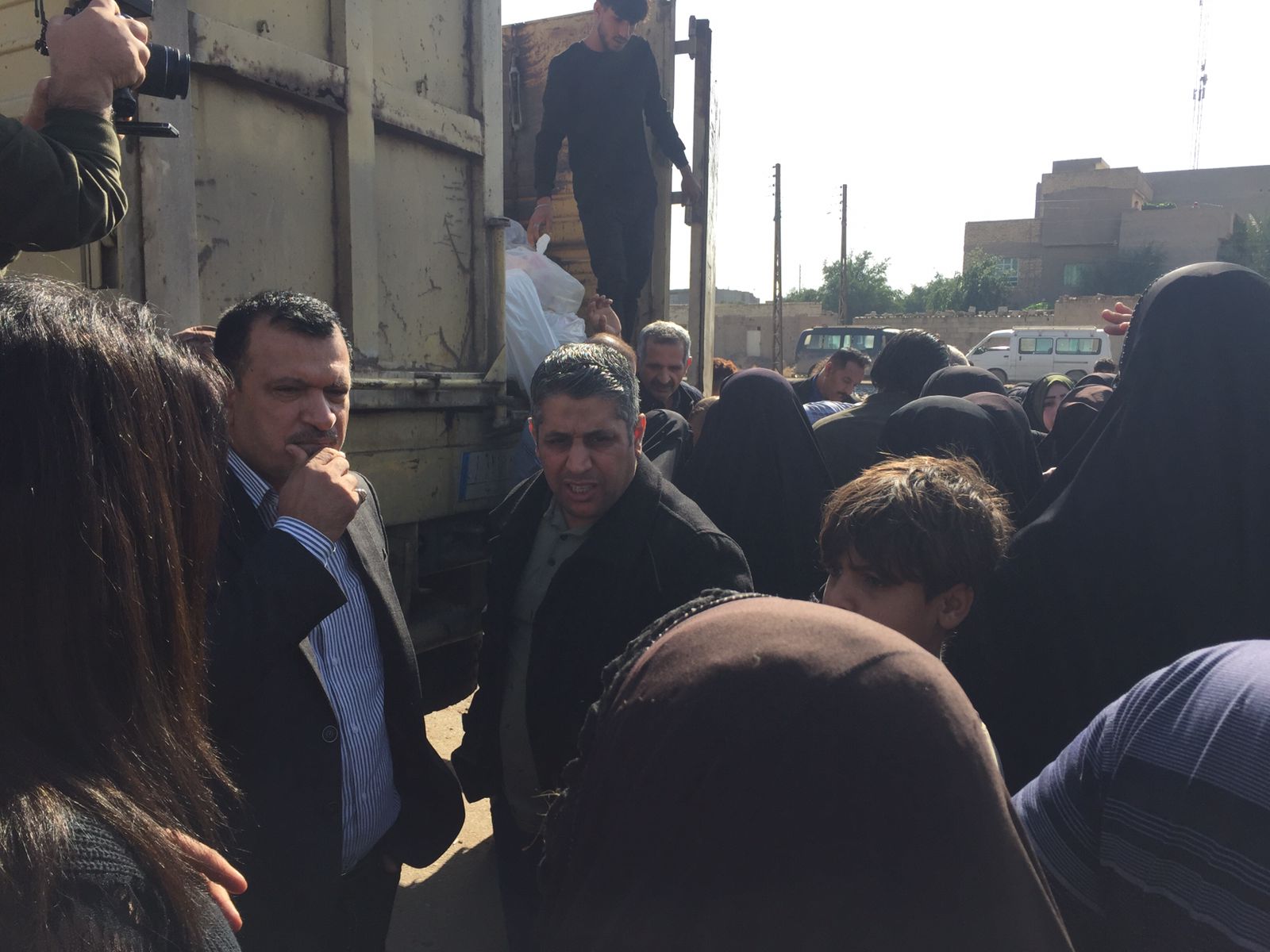 بتوجيه حكومي .. وزارة التجارة ” الشركة العامة لتجارة المواد الغذائية ” توزع وجبة غذائية جديدة للعوائل المتعففة في مناطق المعامل وابو غريب