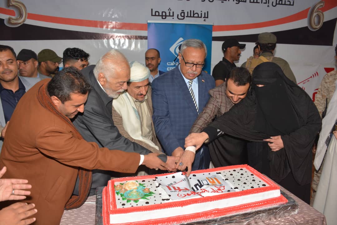 في حفل إذاعتا هوا اليمن و الأولى ، بمناسبة الذكرى السادسة لانطلاق بثهما الاذاعي ..رئيس الوزراء يشيد بالإعلام الوطني الصامد والمقاوم وبالمبادرات الشبابية لتقديم نموذج للإعلام المهني الحر