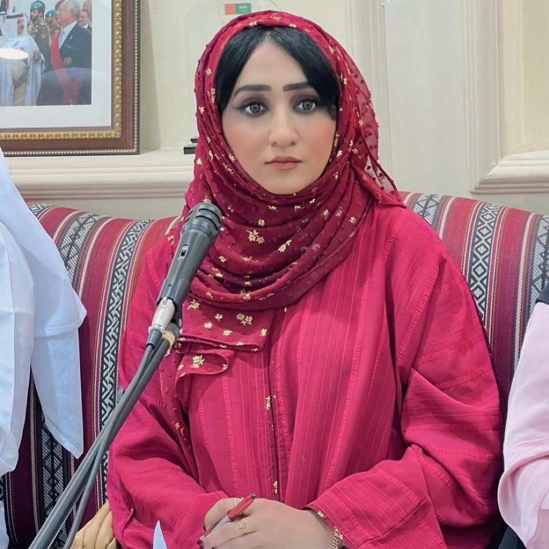 الكاتبة والصحفية البحرينية منى المطوع : انطلاقتي من خلال صحيفة الوطن .. ولغتي الكتابية خليط من بين النخب الادبية والصحفية ..ومقالي الاول هو عن العراق