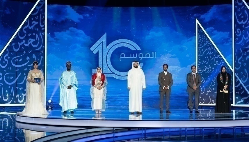 نهيان بن زايد آل نهيان يتوج العمانية عائشة السيفي أميرةً للشعراء