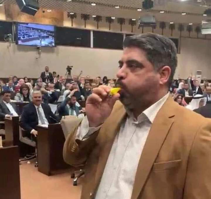 نائب يستخدم صافرة الحكم داخل قاعة المجلس لغرض عرقلة التصويت على قانون سانت ليغو