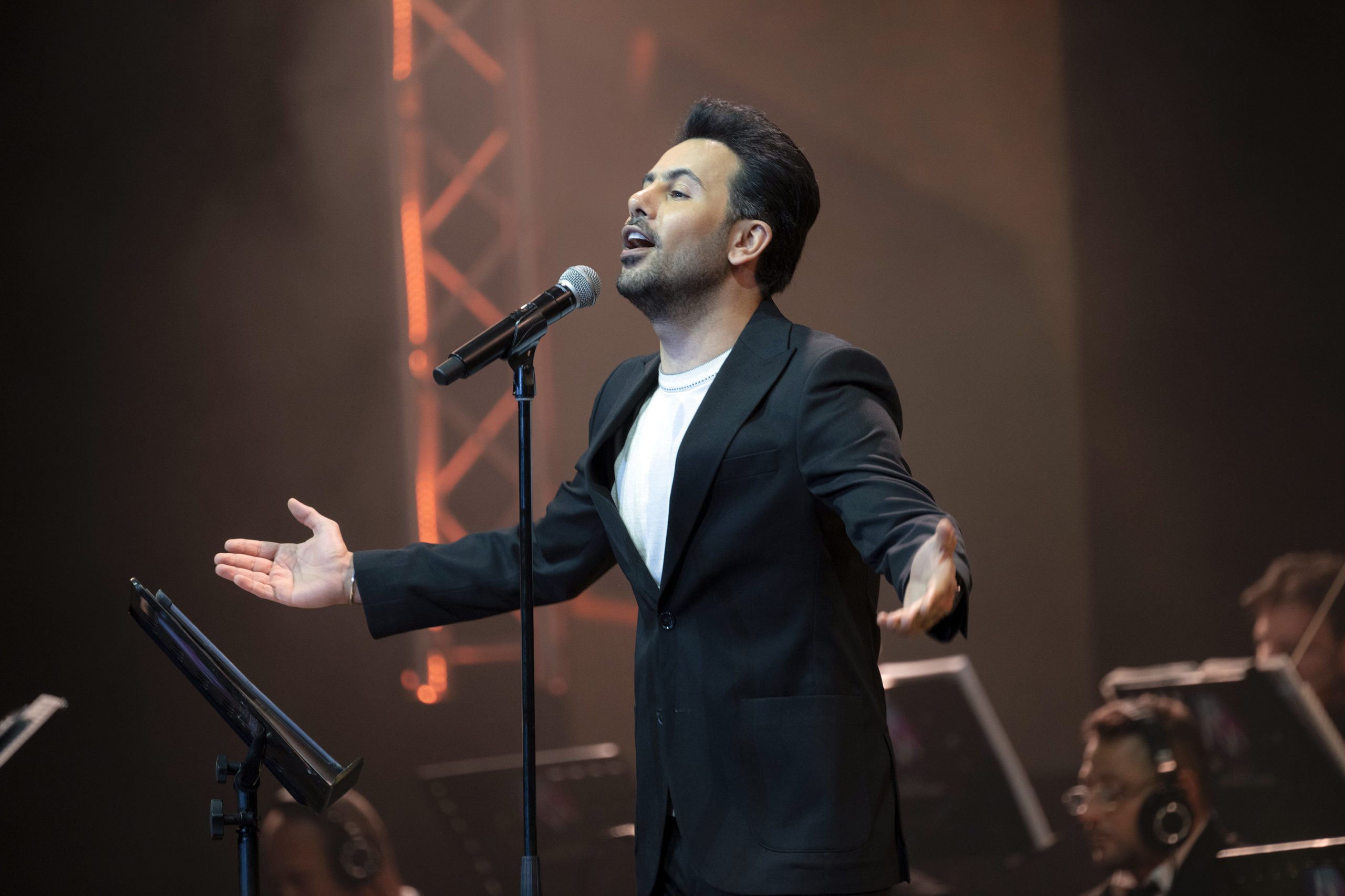 فؤاد عبدالواحد يشعل مشاعر جمهور الإمارات بأغنياته في حفل دبي
