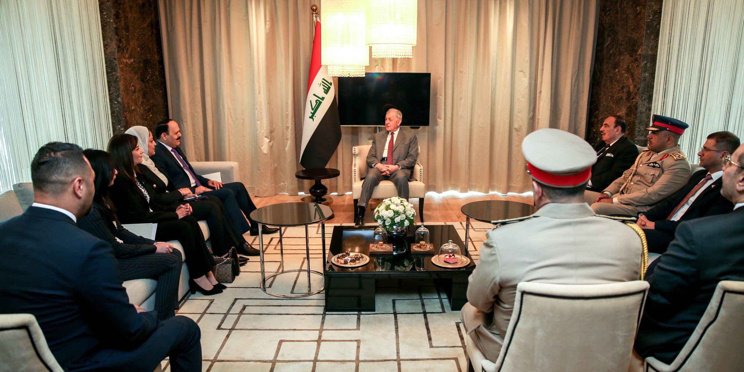 رئيس الجمهورية يستقبل القائم بالأعمال والملحقين وعددا من موظفي السفارة العراقية في الأردن