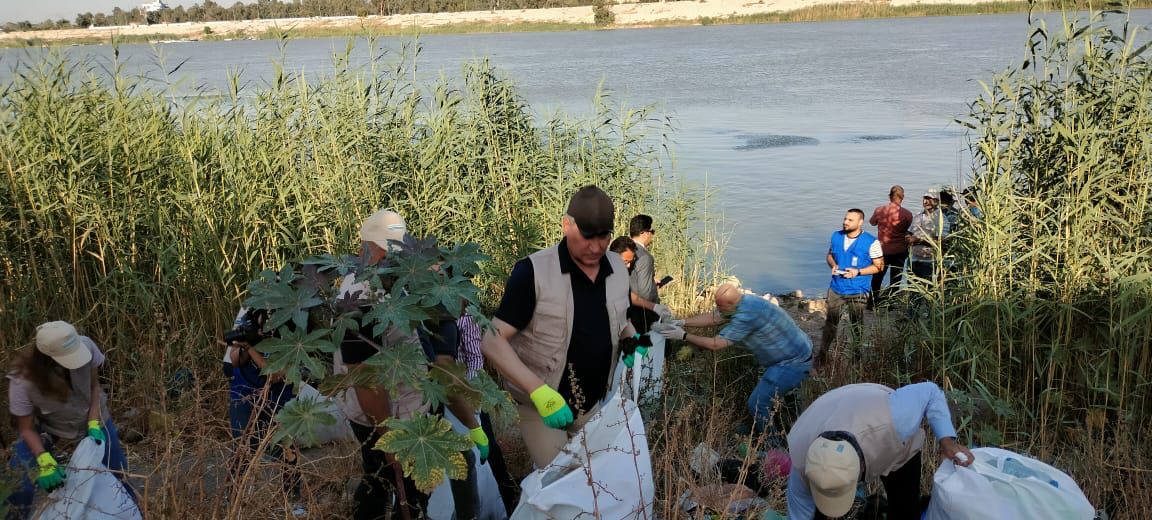 دائرةُ التوعية والاعلامُ البيئي بالتعاونِ مع عددٍ من الجهات الساندة لها والمتطوعين تنفذُ حملهَ تنظيفٍ لمقطعٍ من ضفافِ نهرِ دجلة في منطقةِ الجادرية بـبغداد