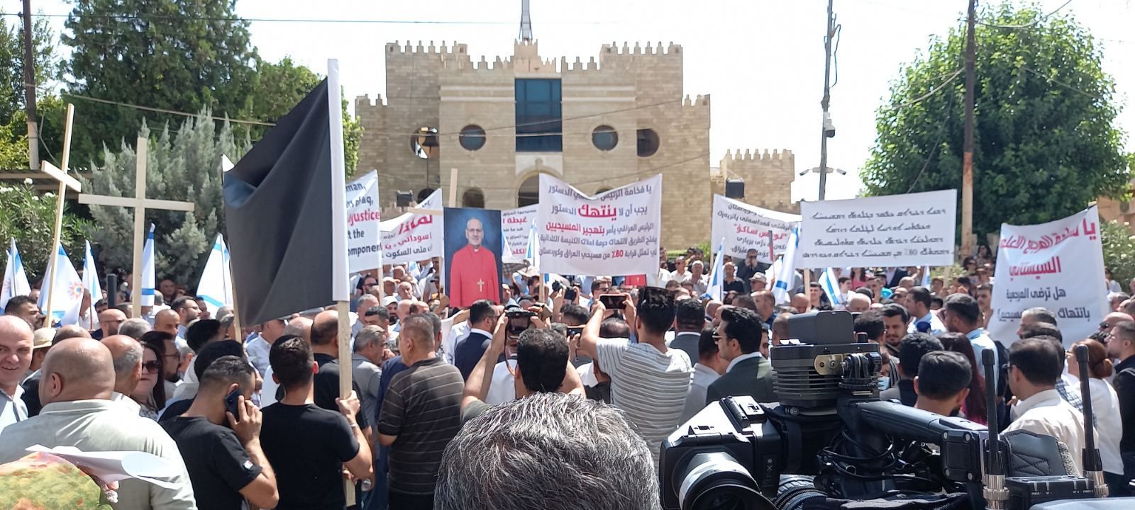 المئات من اهالي عينكاوا ينظمون وقفة احتجاجية لرفض قرار رئيس الجمهورية بسحب المرسوم الجمهوري للكاردينال لويس ساكو بطريارك الكنيسة الكلدانية في العراق والعالم