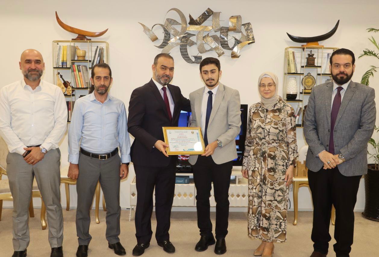 احتفاءً بالناجح (الأول على العراق) ..د.نوفل ابورغيف يستقبل الطالب المتفوق ابراهيم قتيبة بصحبة الطاقم الاداري لمدارس(معارف بغداد) ويشيد بهذا المنجز العلمي الشاخص