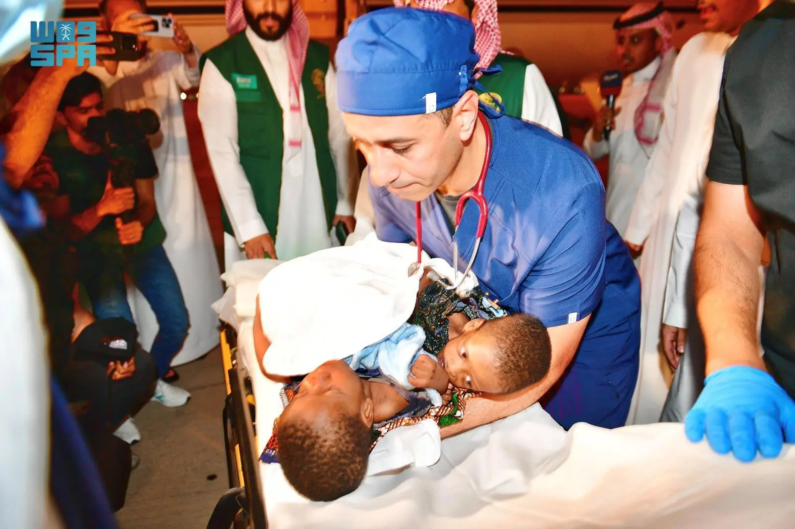 إنفاذًا لتوجيهات خادم الحرمين الشريفين وسمو ولي العهد .. وصول التوأم السيامي التنزاني “حسن وحسين” إلى الرياض