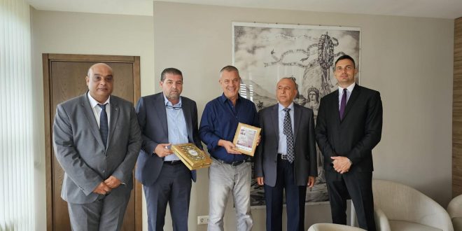 الاستاذ مصطفى الريالات يقدم درع صحيفة الدستور الاردنية الى مديرعام التلفزيون البلغاري