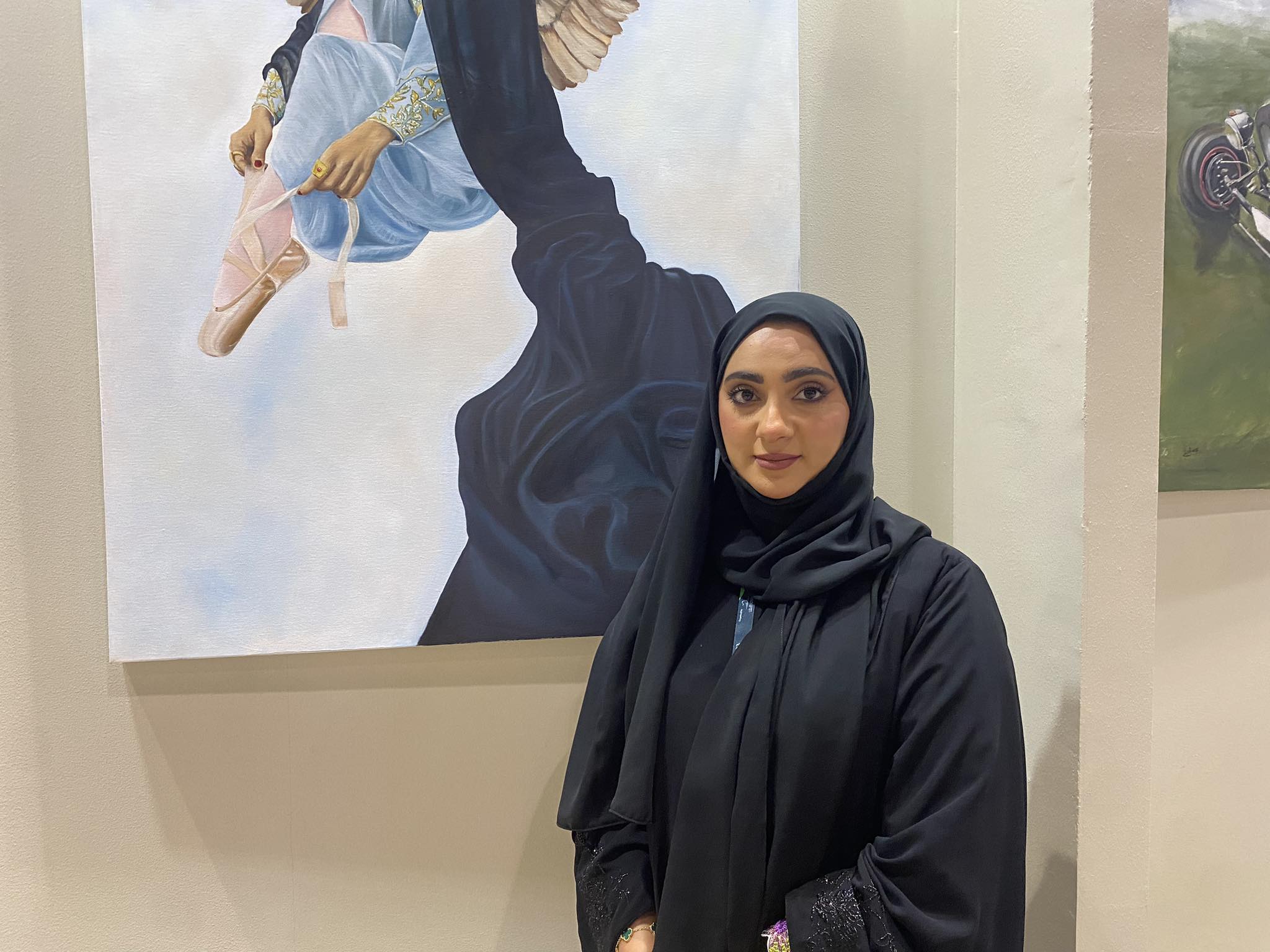 الفنانة التشكيلية عالية المنصوري: الفن هوايتي وطورتها .. بداياتي كانت بفن (الاكرلك )..ورسوماتي تهتم بالتراث الاماراتي