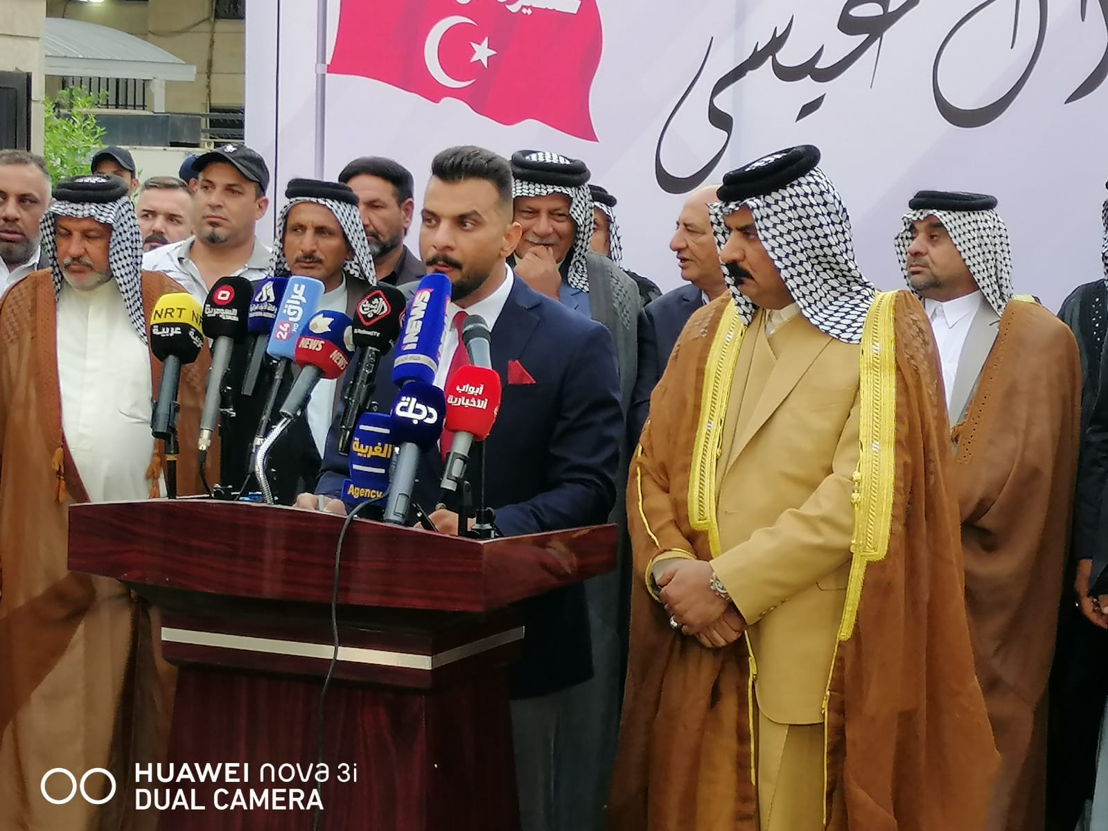 عشيرة آل عيسى في العراق تقيم وقفة احتجاجية تستنكر فيها جميع التهم الموجهة ضد الشيخ كاظم العيساوي.