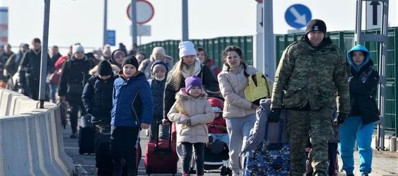 خلال 24 ساعة .. بولندا تستقبل 25 الفا و 600 لاجئ من اوكرانيا