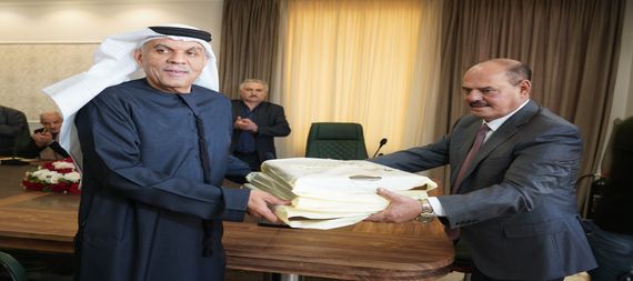 نقيب الصحفيين العراقيين يسلم الاماراتي إسماعيل عبد الله هدية المحبة والعرفان للشيخ سلطان القاسمي