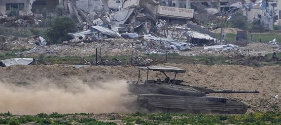 الجيش الاسرائيلي يقتحم مشافي خان يونس بغزة وينكل بكوادرها الطبية