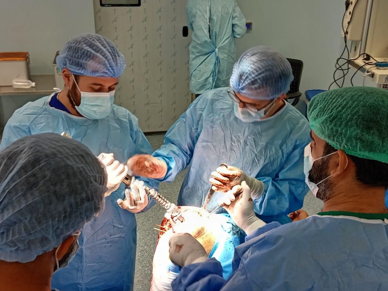 مستشفى الحكيم العام يسطر انجازًا طبيًا جديداً بإجرائه عملية ناجحة لتبديل مفصل الركبة لمريض من محافظة بغداد