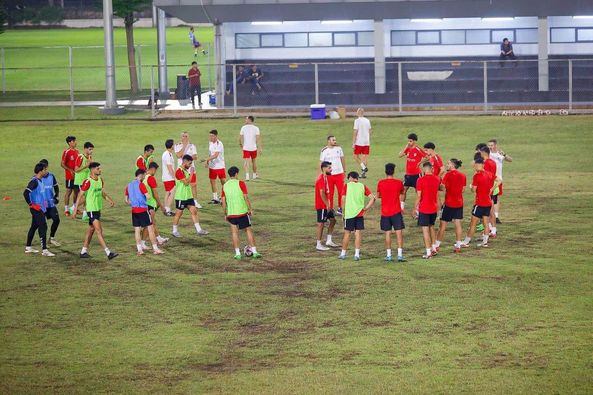 المنتخب الوطني يباشر تدريباته في جاكارتا