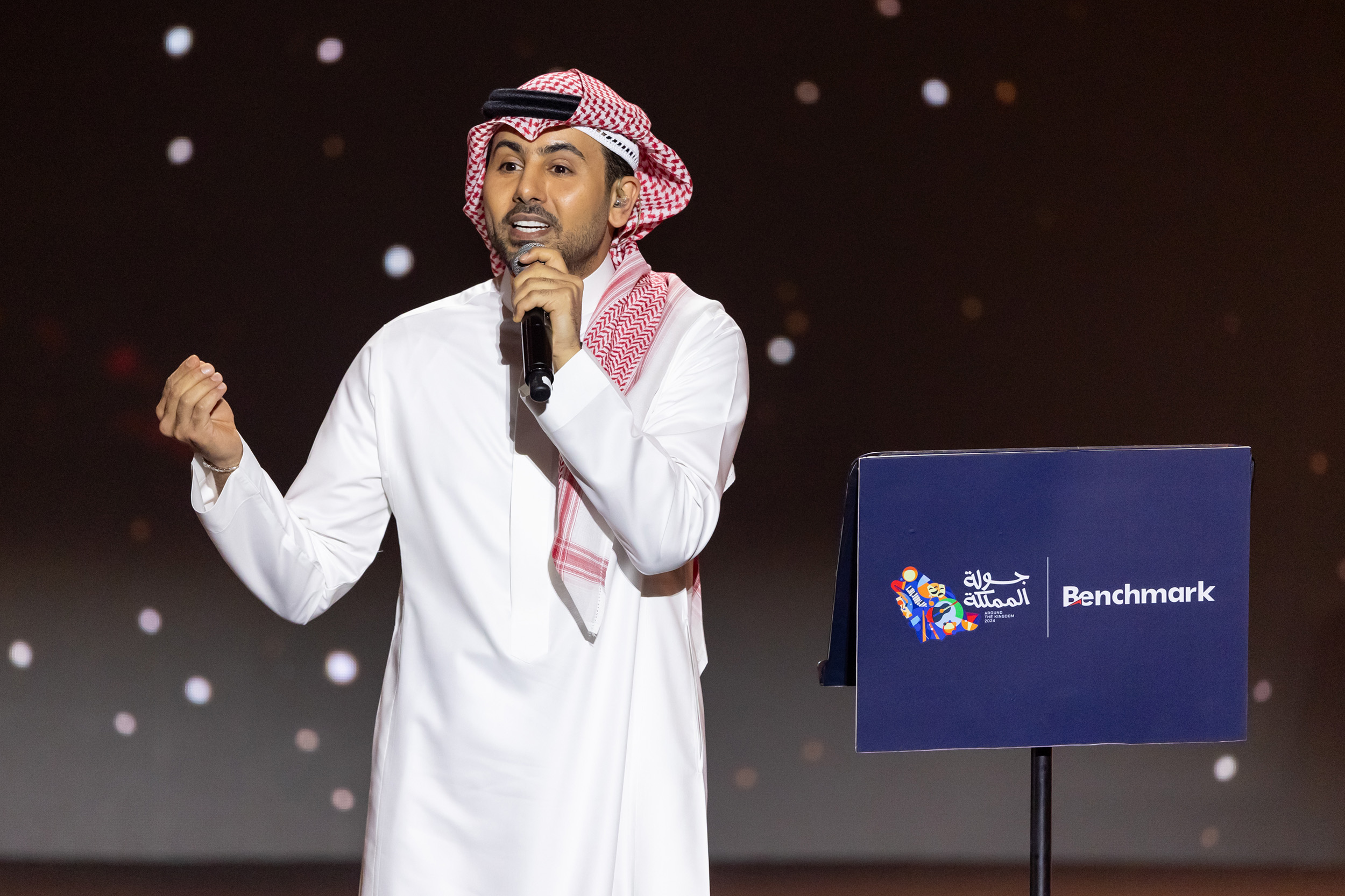 أحياهما بمشاركة الفنانة آمال ماهر. . فؤاد عبدالواحد يخطف الأنظار ويحلق في جولة المملكة بين الطائف وأبها
