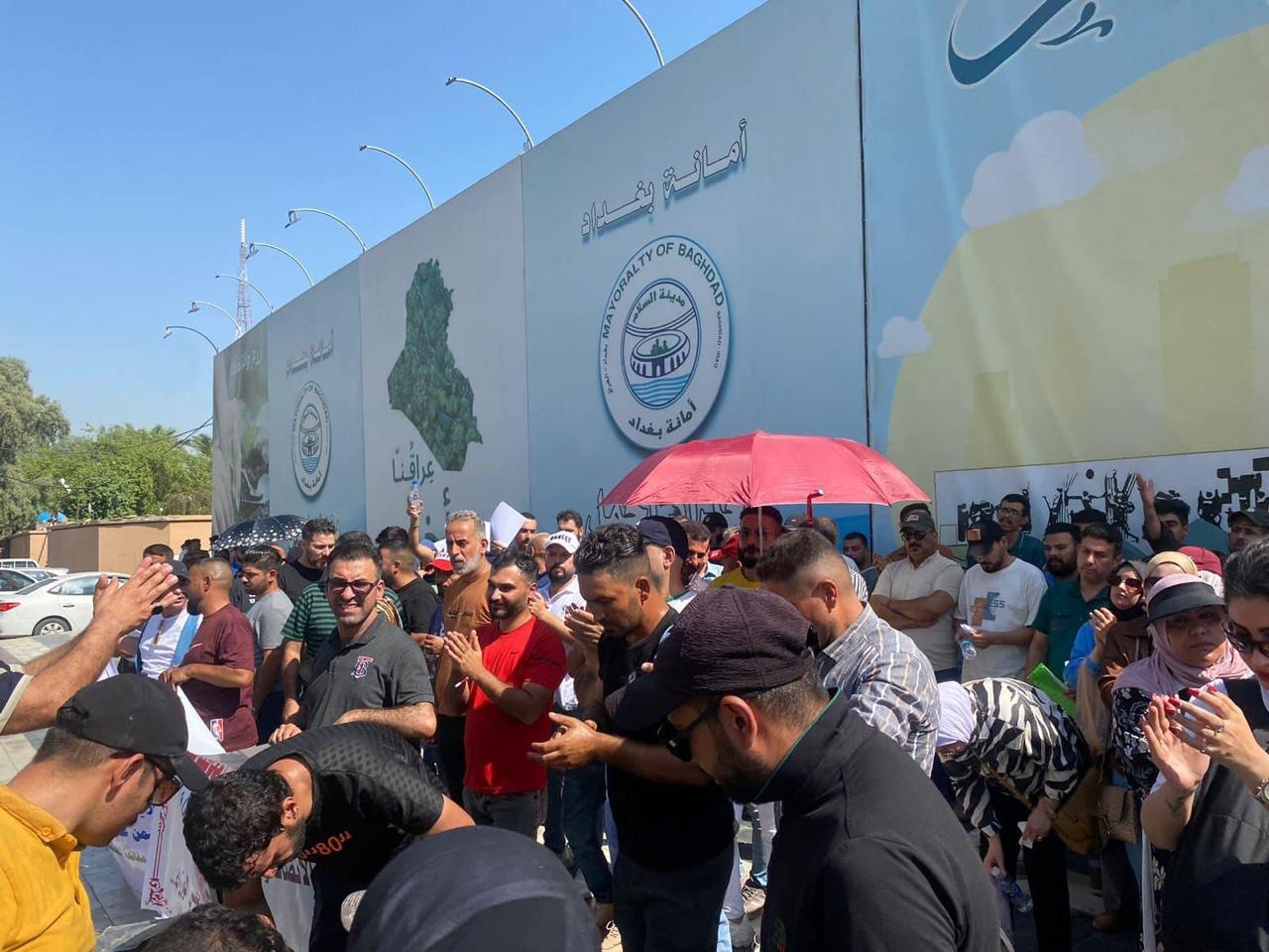 متظاهرون: لن نتخلى عن مطالبنا بالعودة..المجازون إجبارياً ينظمون وقفة أمام مبنى محافظة بغداد لشمولهم بالتعيينات