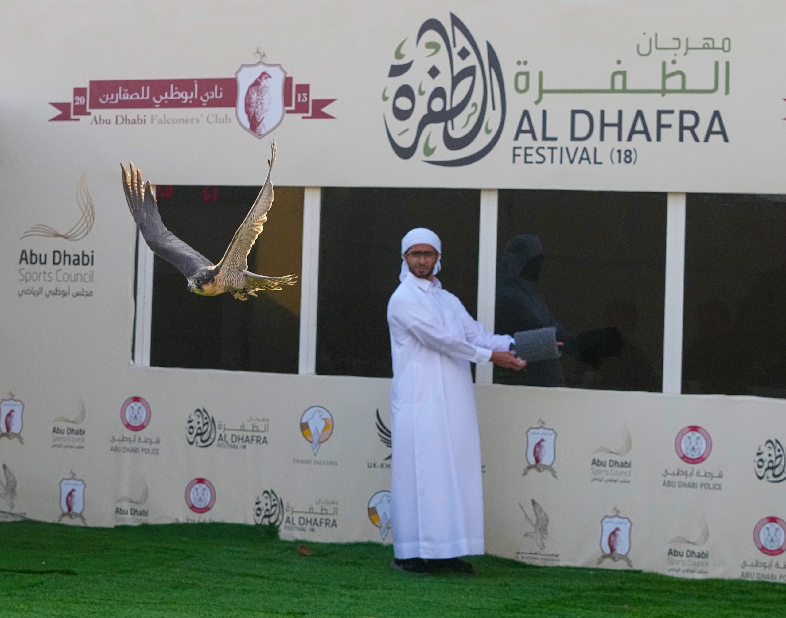انطلاق مسابقة مهرجان الظفرة للصيد بالصقور