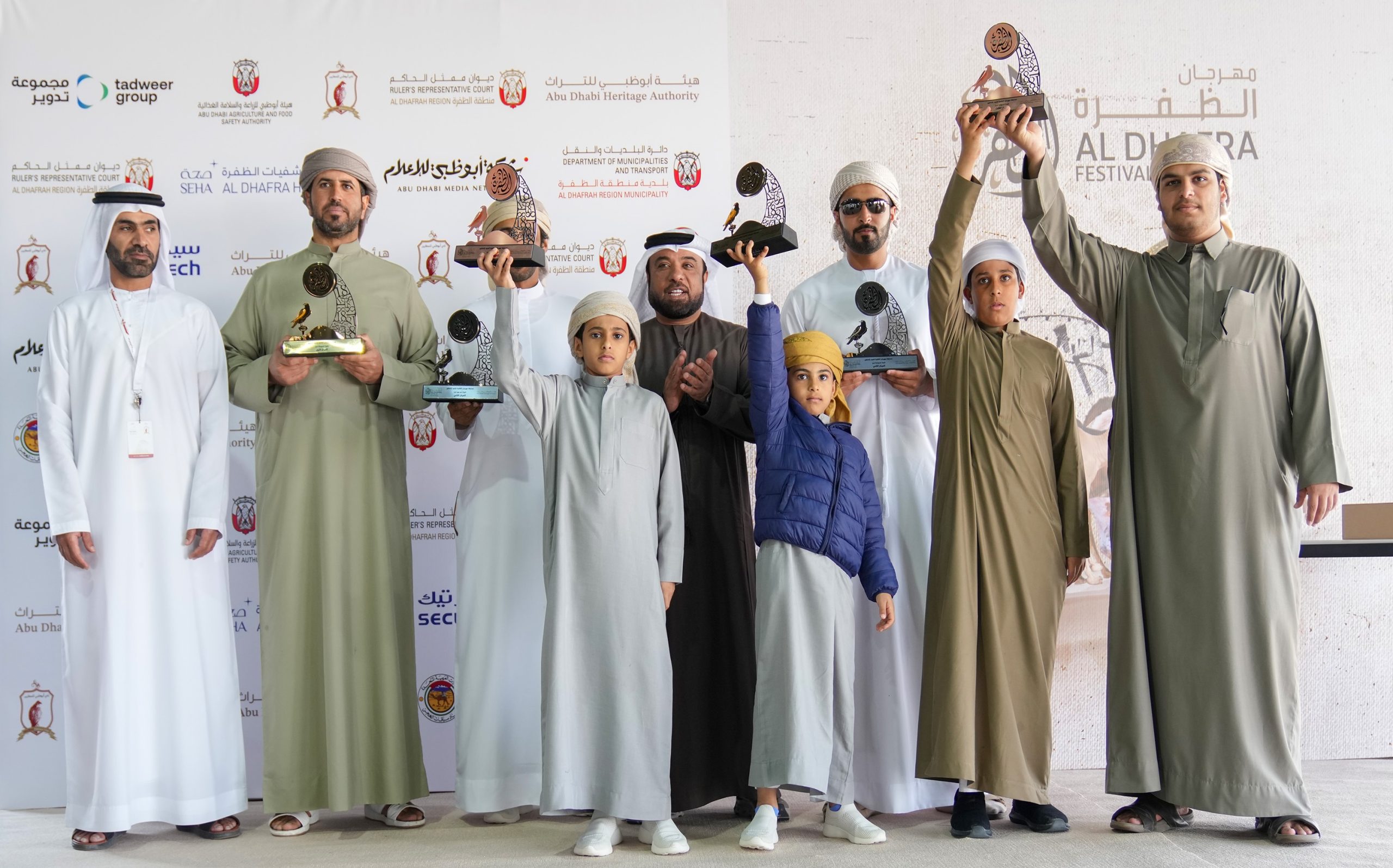تواصل منافسات مسابقة مهرجان الظفرة للصيد بالصقور