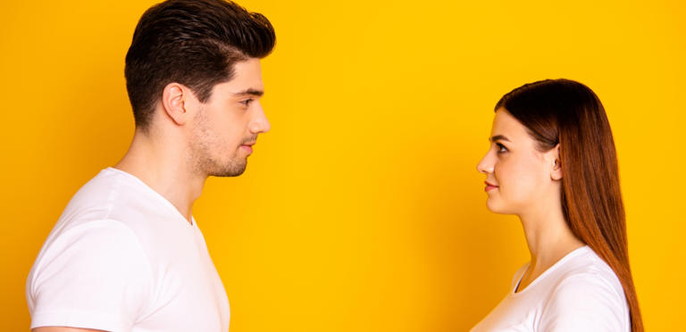 عندما ينظر الرجل في عين المرأة مباشرة ماذا تعني نظراته؟