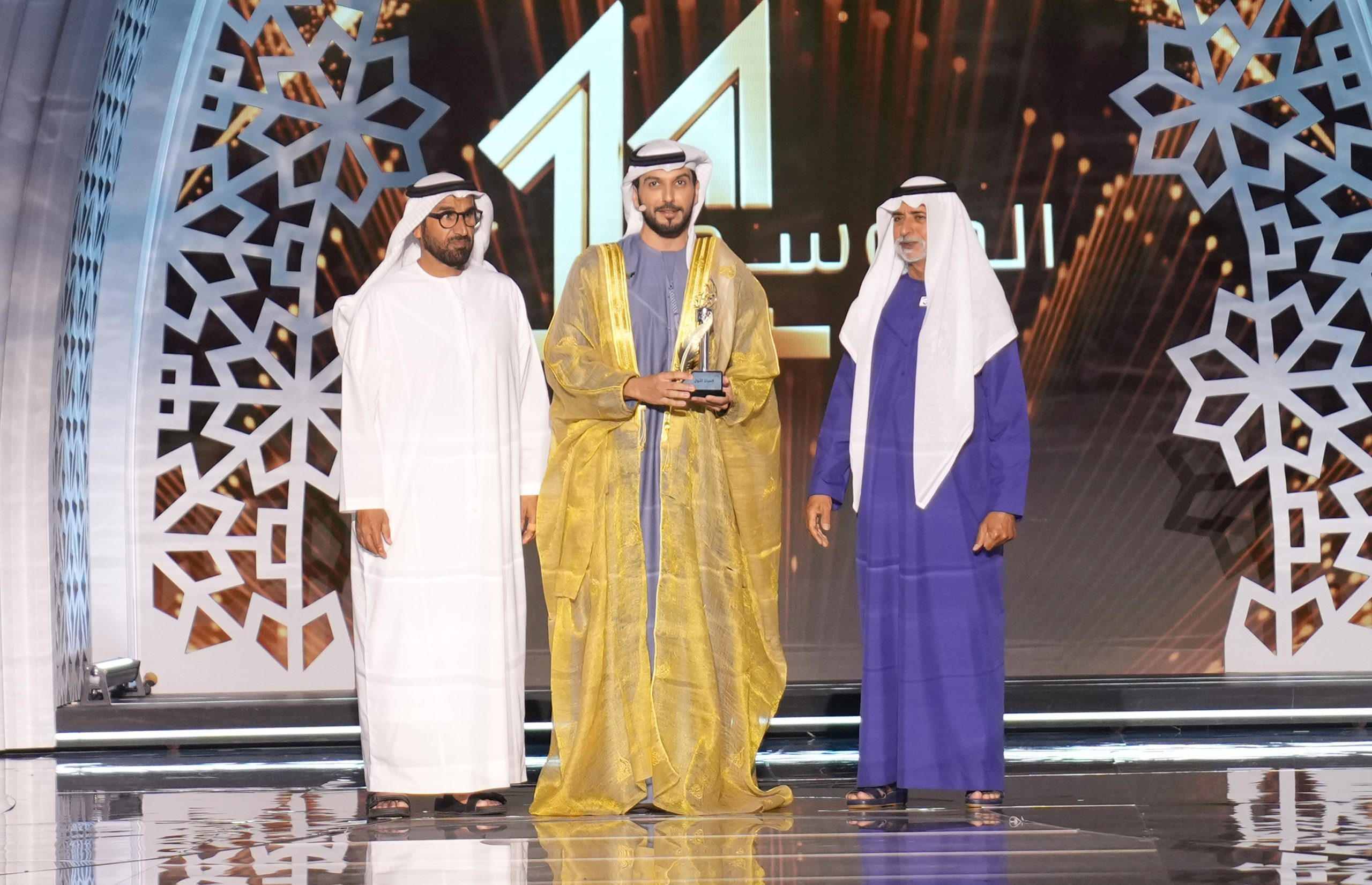 نهيان بن مبارك يتوج الإماراتي عبدالرحمن الحميري بلقب أمير الشعراء