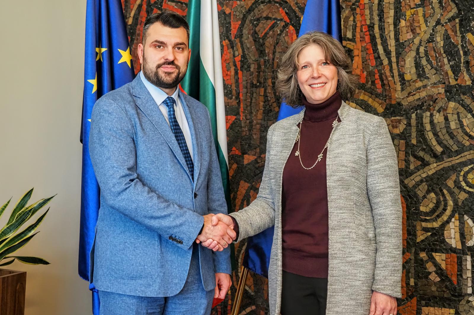 وزير الخارجية البلغارية يستقبل القائم بالأعمال في السفارة الأمريكية في بلغاريا سوزان فلاتكو