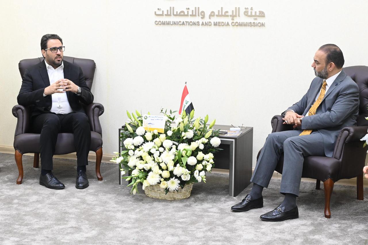 الإعلام والاتصالات تبحث مع مدير عام قناة الرابعة ظروف الإعلام الفضائي والتحول الرقمي