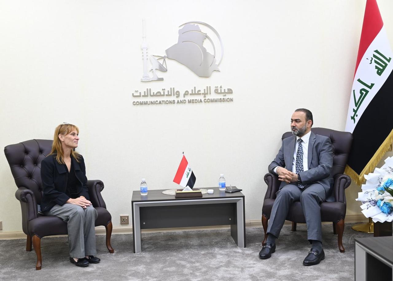 رئيس هيأة الإعلام يبحث مع مسؤولة الترخيص العالمي في “ستارلينك” متطلبات العمل وضمان السيادة على الفضاء الترددي