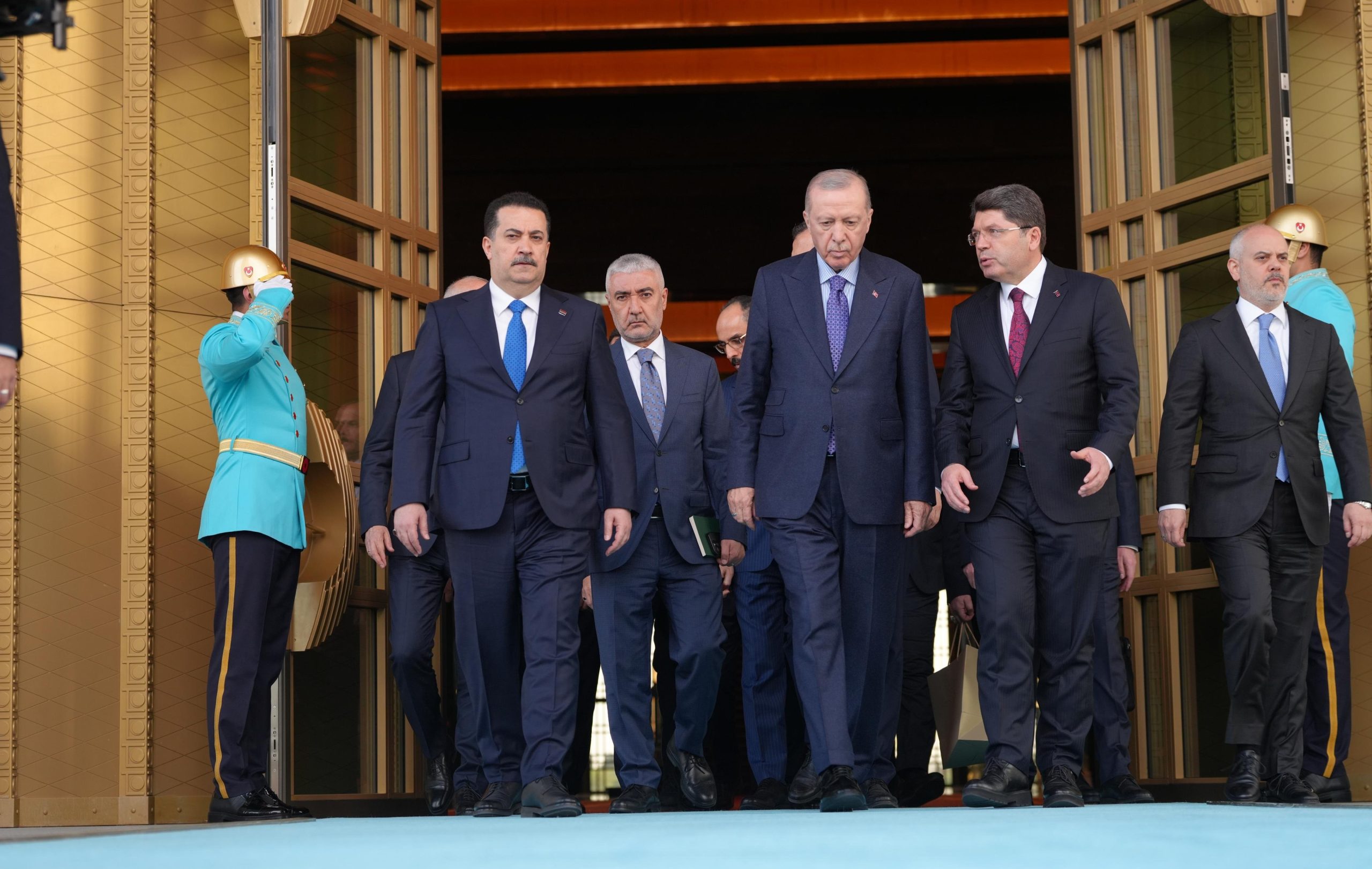 رئيس الوزراء يعود إلى بغداد بعد اختتام زيارته إلى أنقرة