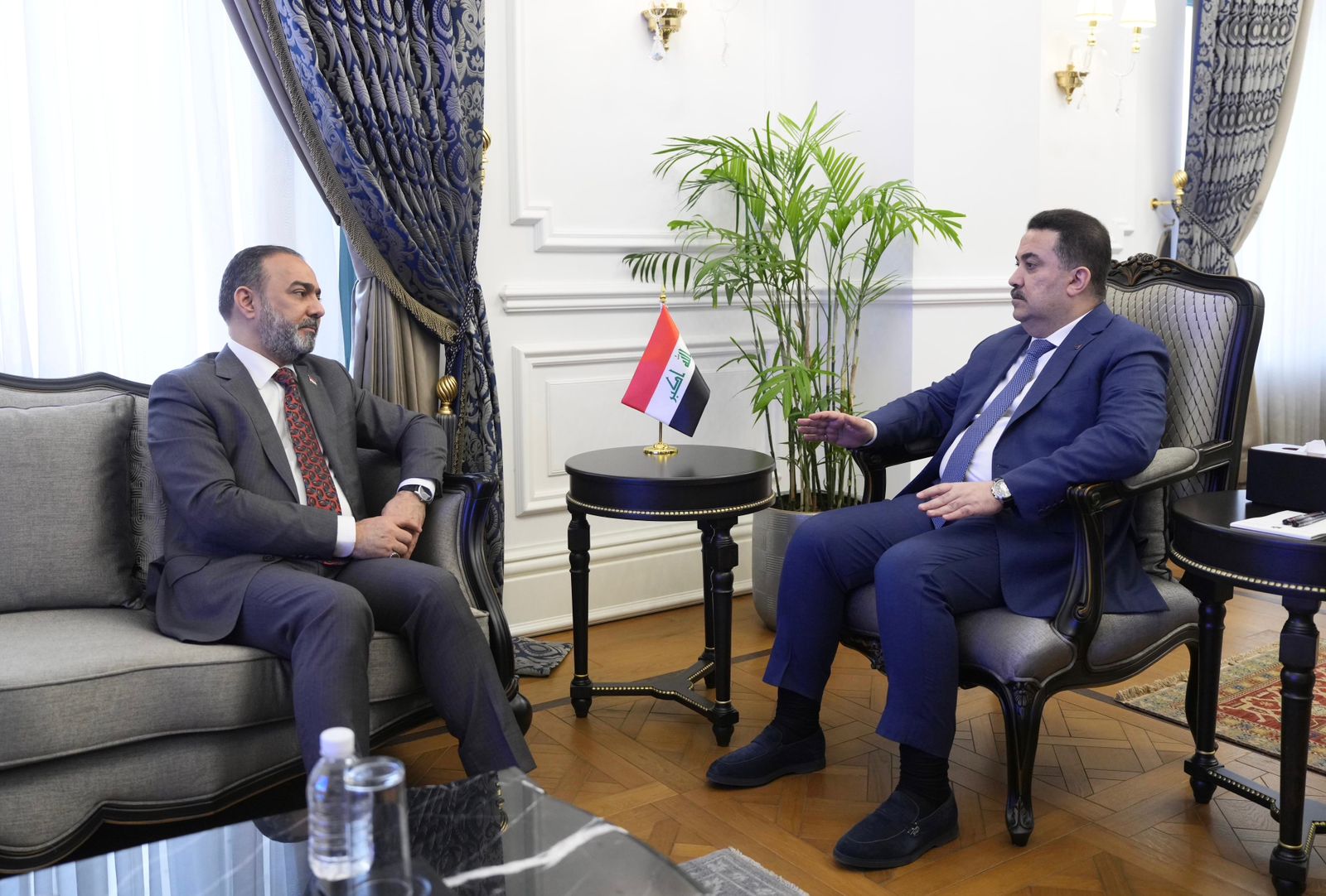 رئيس هيأة الإعلام والاتصالات يلتقي رئيس مجلس الوزراء لعرض استعدادات الهيأة للقمة العربية وخطوات الرخصة الوطنية والسيادة الرقمية
