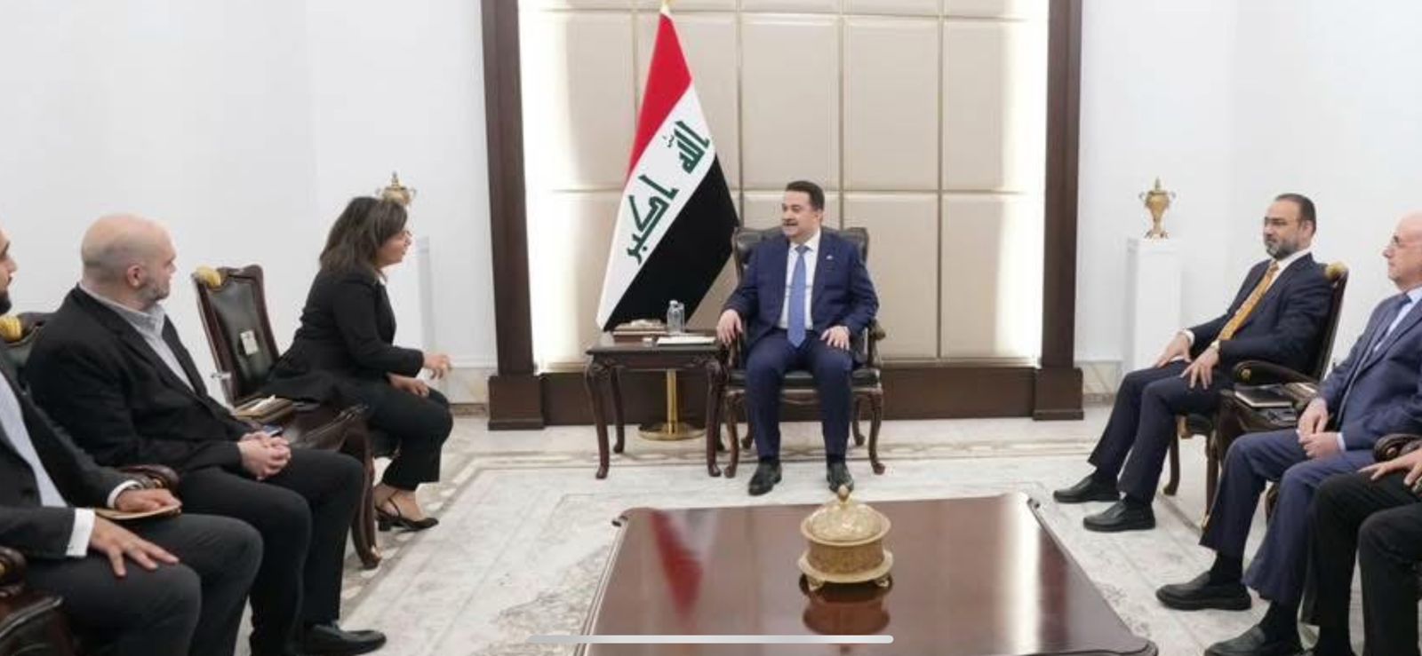 رئيس الوزراء يستقبل وفد شركة ميتا (فيسبوك وإنستغرام وواتساب) بحضور رئيس هيأة الإعلام والاتصالات د.نوفل أبورغيف