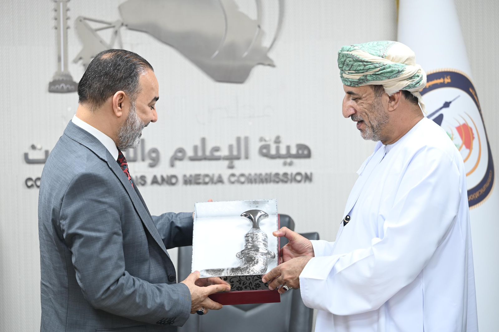 هيأة الإعلام والاتصالات تستقبل وفد وزارة النقل والاتصالات والمعلومات العُمانية لبحث الشراكة الاستراتيجية في قطاعات الاتصالات وتكنولوجيا المعلومات