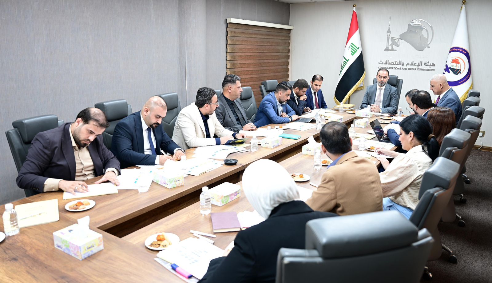 رئيس هيأة الإعلام والاتصالات يعقد اجتماعاً موسعاً مع مدراء الفروع والمكاتب في المحافظات ويؤكد الاستمرار بتوحيد الإجراءات وتعزيز الكفاءة الميدانية