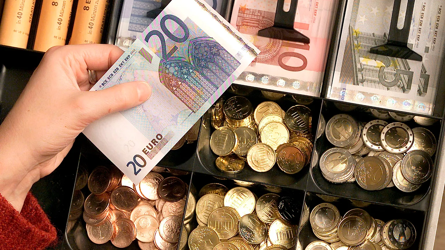 اليورو يتحدى الدولار: العملة الأوروبية على أعتاب قمة جديدة