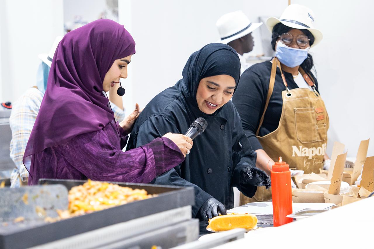 بمشاركة نخبة من الطهاة المحليين. .عروض طهي حيّة في «الظفرة للتمور» تعكس الموروث الإماراتي