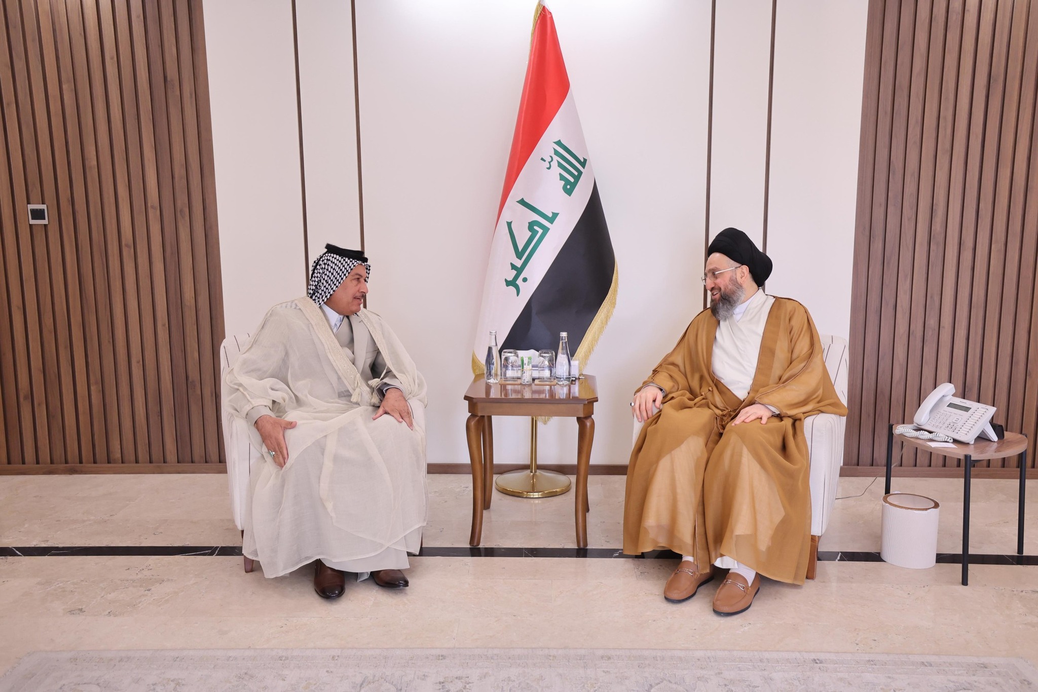 السيد الحكيم يلتقي رئيس قبيلة بني خالد الشيخ على الراضي آل جزارفي بغداد