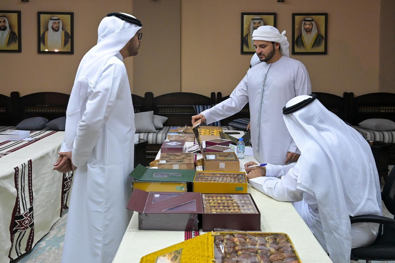 ختام منافسات مسابقة مزاينة وتغليف التمور في مهرجان الظفرة