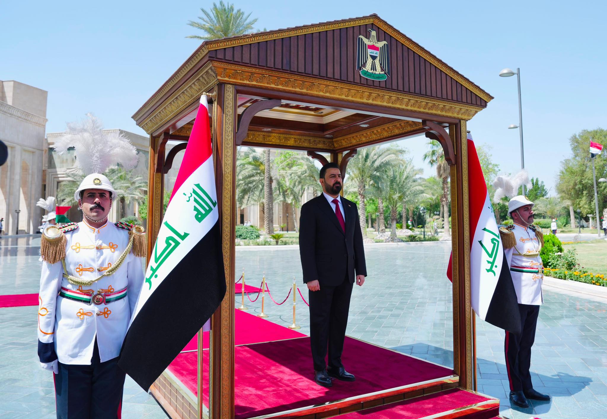 رئيس مجلس الوزراء السيد علي فالح الزيدي يتسلّم مهامّه رسمياً في القصر الحكومي ببغداد