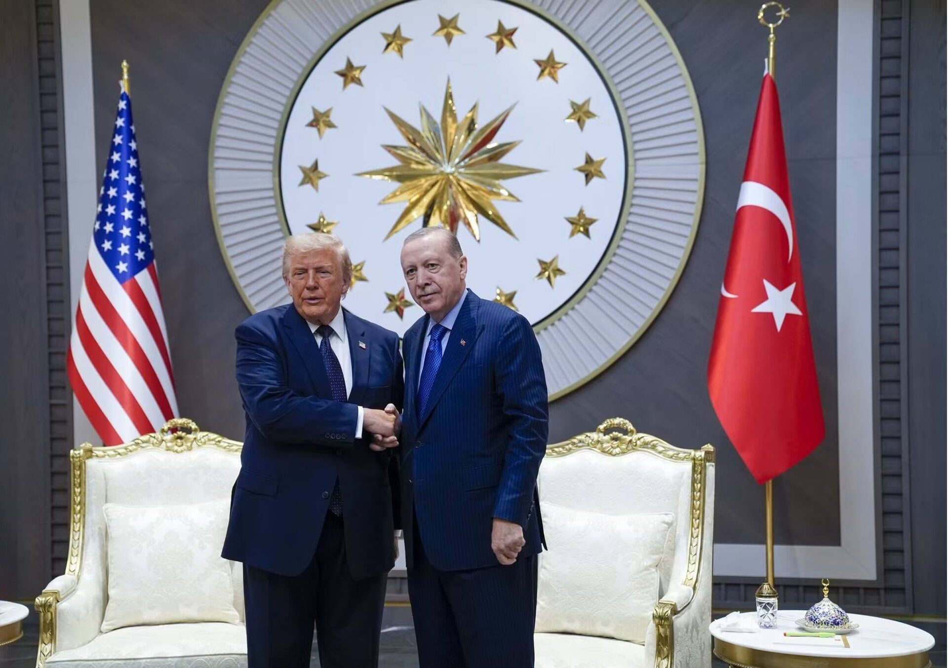 أردوغان يستقبل الرئيس الأمريكي في المطار فور وصوله إلى أنقرة